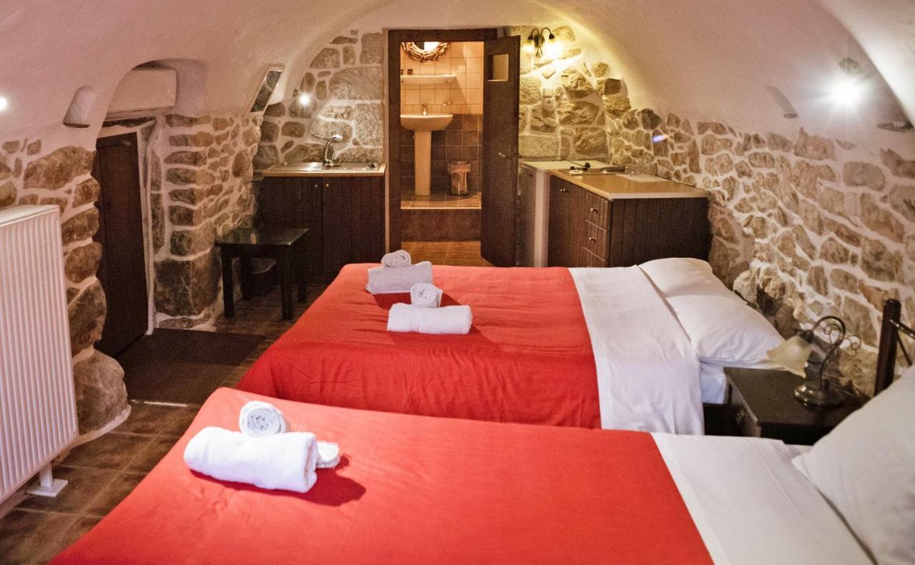 Guesthouse Toxotis Pyrgos Dirou ภายนอก รูปภาพ