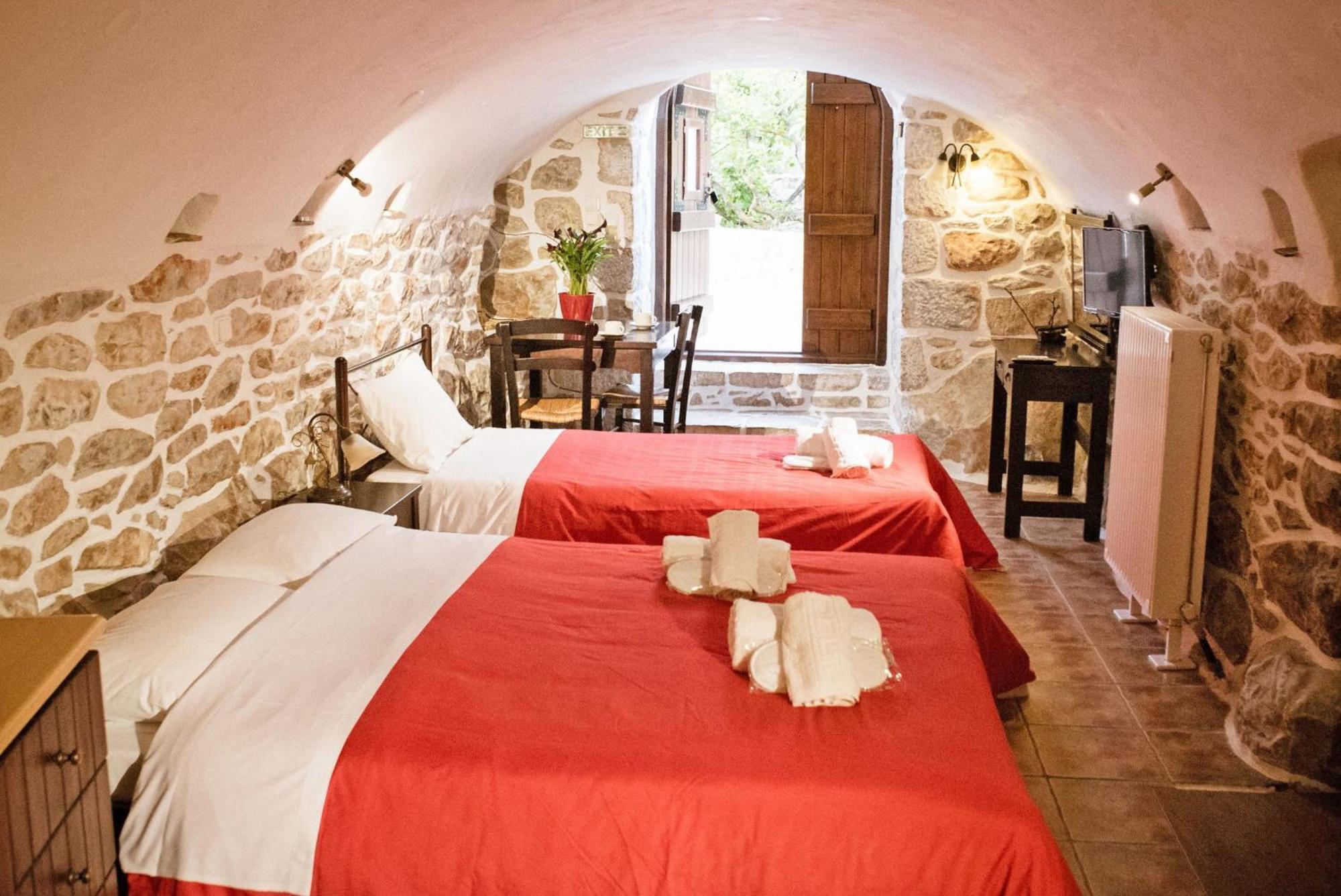 Guesthouse Toxotis Pyrgos Dirou ภายนอก รูปภาพ